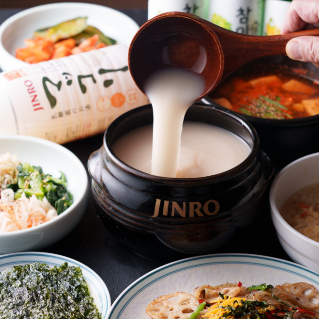 マッコリをかき混ぜる様子