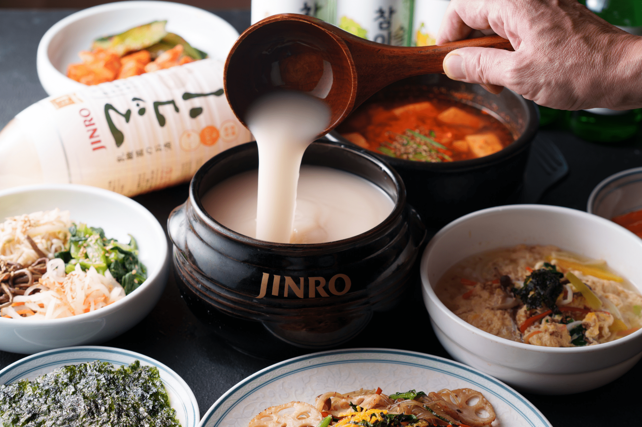 マッコリをかき混ぜる様子