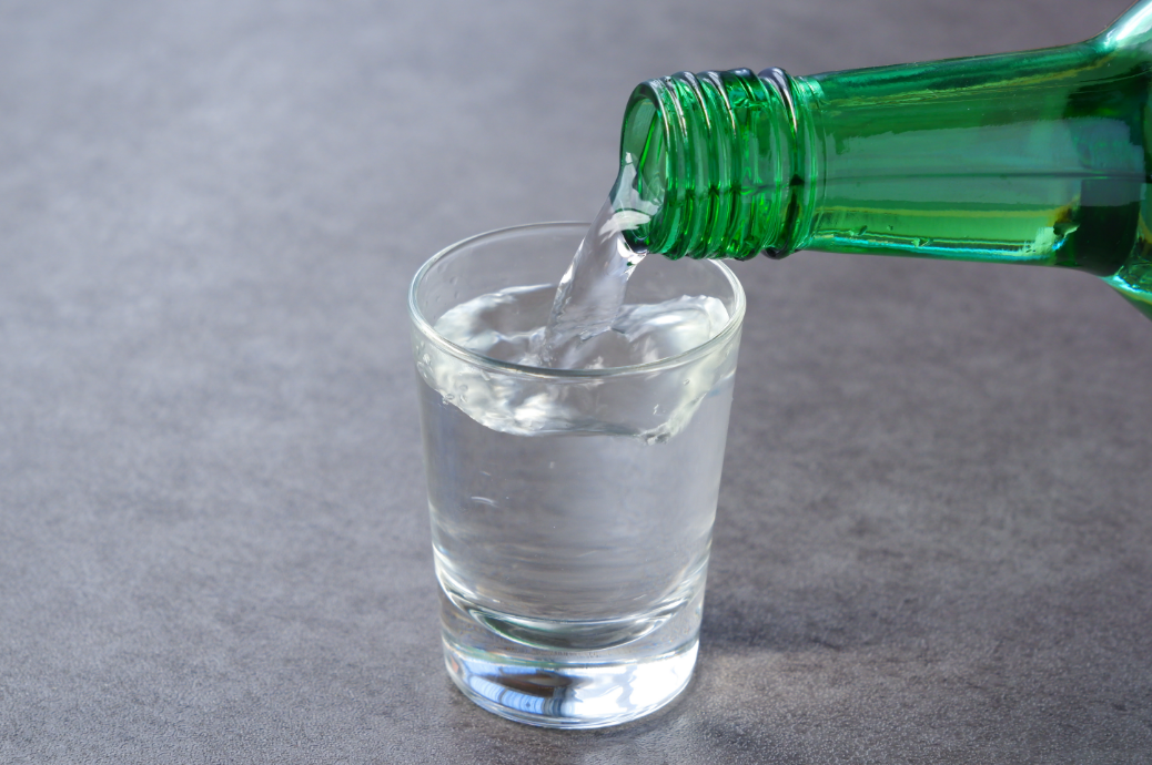 チャミスルを注いでいる様子